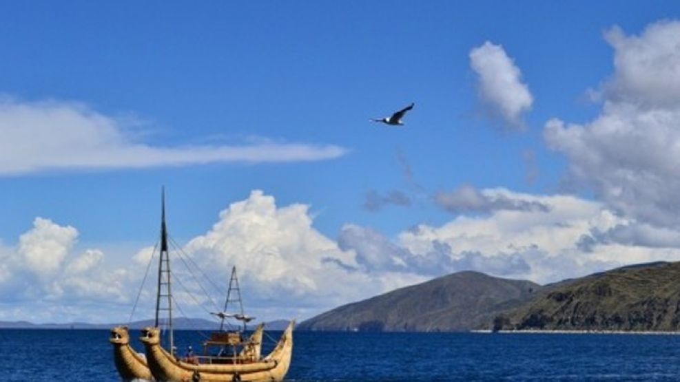 Inmersa en el "Lago Sagrado de los incas", a la legendaria Isla del Sol llegan visitantes de todas partes del mundo en busca de naturaleza en su punto máximo.