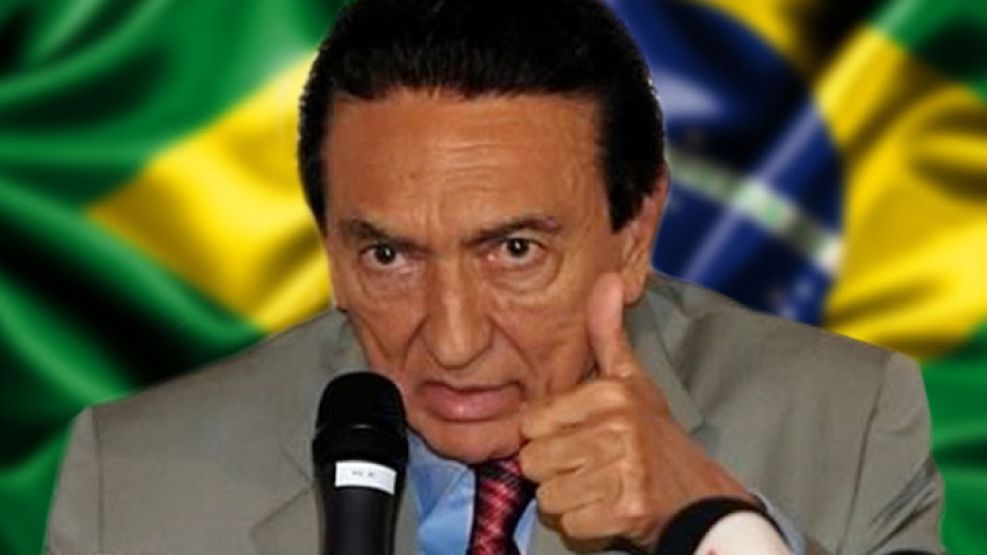 Edison Lobao, ministro brasileño de Minas y Energía, le levanta el pulgar a la decisión de CFK sobre YPF.
