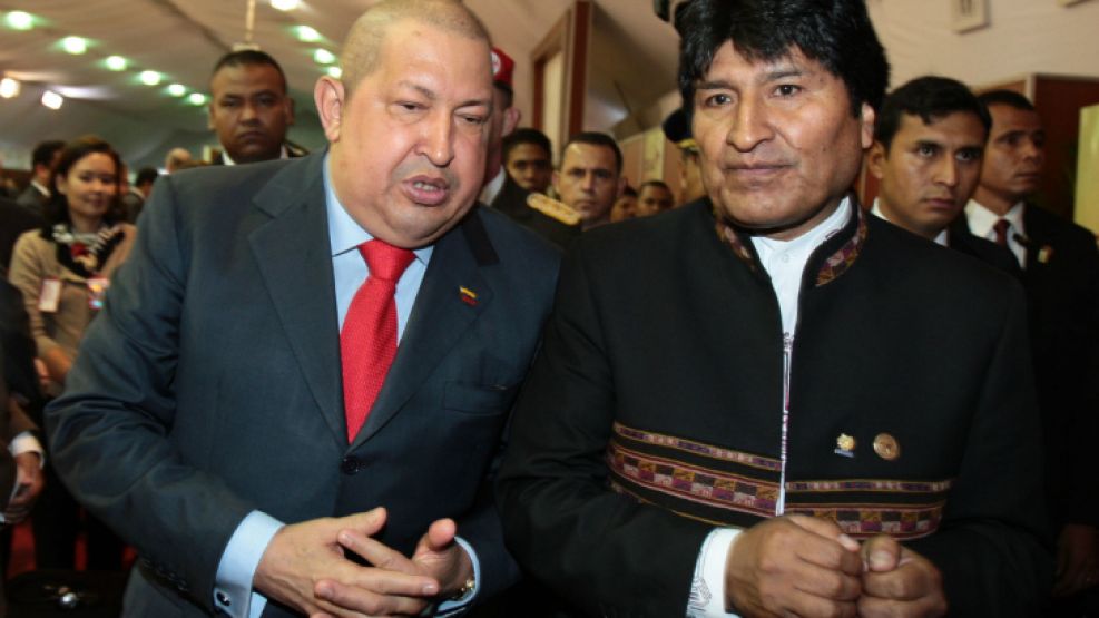 Evo Morales expresó preocupación por la salud de su par venezolano.