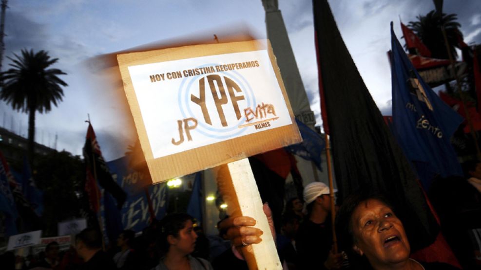 Militantes y dirigentes de diversas agrupaciones K en Plaza de Mayo un acto en respaldo al proyecto de ley del Gobierno que busca expropiar el 51% de las acciones de YPF..