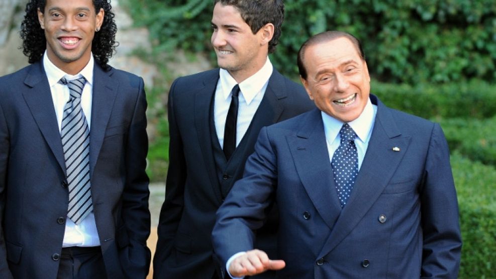Ronaldinho, Alexandre Pato y Berlusconi.