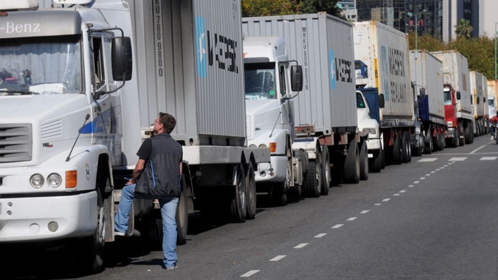 El puerto de Buenos Aires bloqueado por trabajadores en protesta por las restricciones a las importaciones que bajaron en 60% el nivel de actividad.