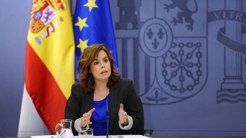 Soraya Sáenz de Santamaría, VP de España, señaló hoy que su gobierno penalizará a los que compren a la Argentina.