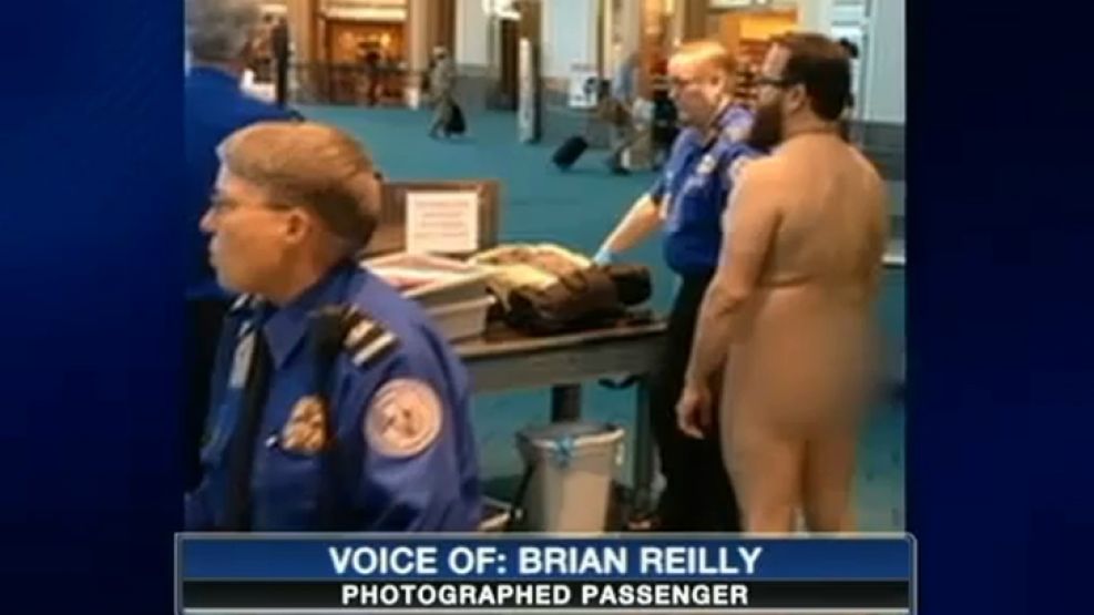 El hombre desnudo alarmó al personal del aeropuerto pero divirtió a los demás pasajeros.