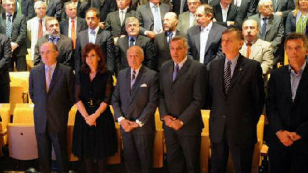Cristina con los gobernadores en el anuncio del yacimiento. 