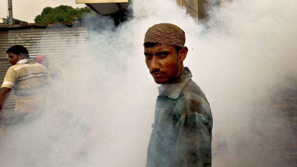 Fumigaciones en Nueva Delhi como prevención contra los mosquitos que contagian la enfermedad.