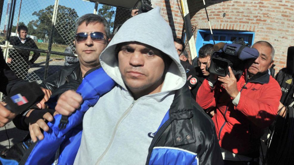 El boxeador salió de prisión con un buzo con capucha, una campera y un bolso.