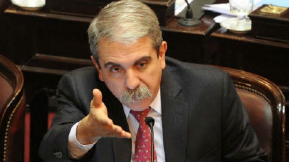 El senador Aníbal Fernández argumentó en favor del proyecto de expropiación. En varias oportunidades, el vicepresidente Amado Boudou, debió pedirle que redondee su participación.