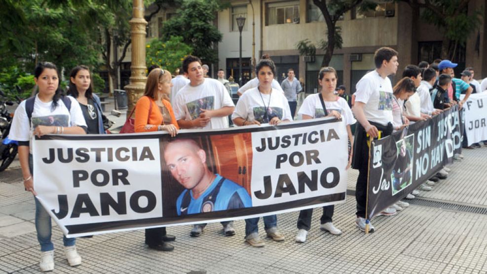 Amigos, familiares y allegados de "Jano" Fernández, en las puertas de los tribunales.
