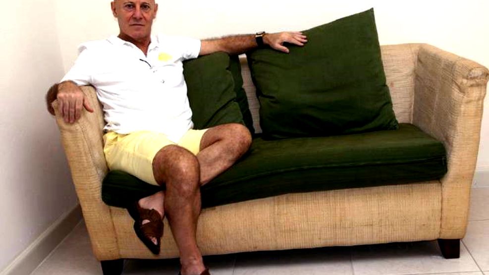 Relax. Raúl Martins en su casa de Cancún, donde vive hace diez años. Amante de los deportes, jugó al fútbol en Argentina y se define como un hombre anti-droga.