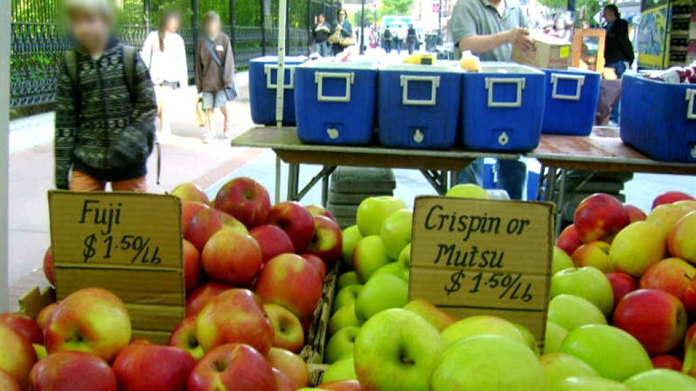 Manzanas orgánicas en el mercado callejero de Greenwich Village, Nueva York.