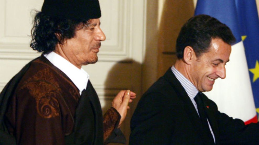Tiempos mejores. Kadafi y Sarkozy sonríen en 2007, durante una visita oficial del líder libio.