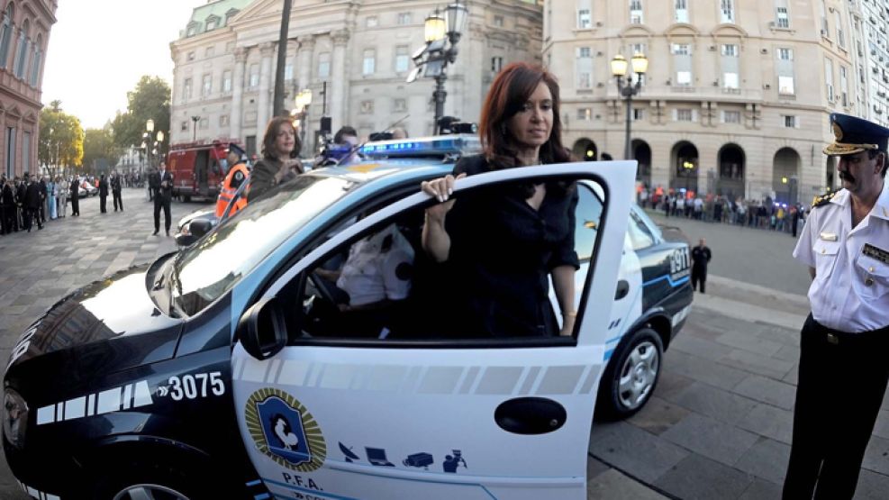 Cristina Fernández y Nilda Garré descienden de un patrullero de la Policía Federal, el área con más multas a cargo del Gobierno.