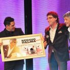Oscar le entrega el disco de oro por ventas digitales