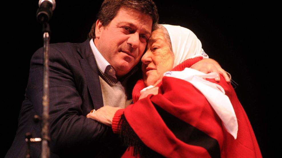 Hebe de Bonafini y Gabriel Mariotto, esta tarde en Plaza de Mayo, durante la celebración del 35º aniversario de las Madres de Plaza de Mayo.