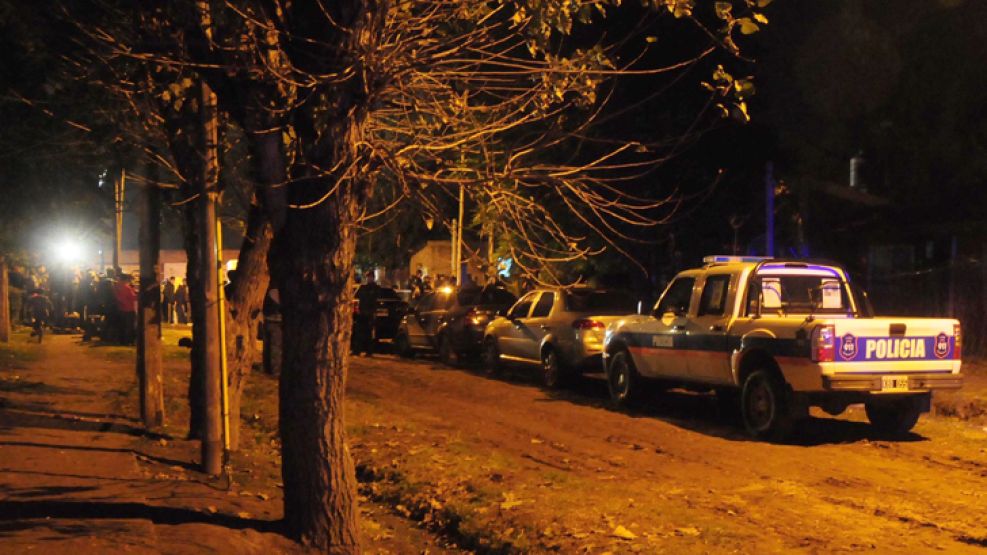 Los cuerpos de cuatro personas fueron encontrados anoche enterrados en el patio trasero de una casa en la localidad bonaerense de Hudson.