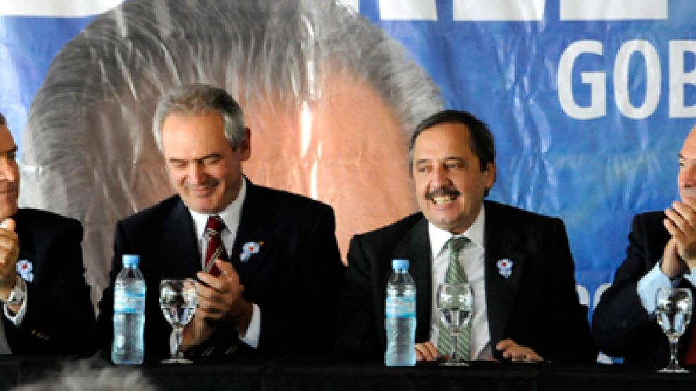 Los diputados nacionales Oscar Aguad, Ricardo Alfonsín y el presidente del Comité Nacional de la UCR, Mario Barletta, en un acto electoral en 2011.