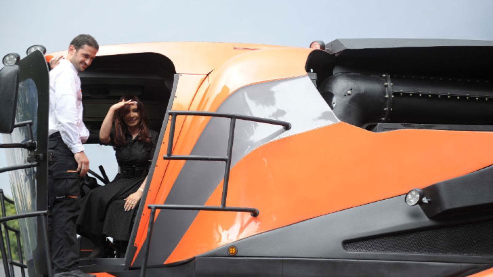 También presentó dos aplanadoras hechas por la misma fábrica, y anunció la venta de 18 cosechadorasa Angola.