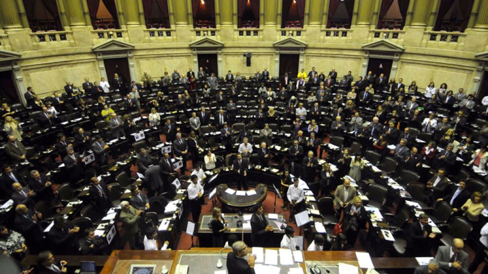 Los diputados radicales Ricardo Alfonsín y Manuel Garrido. El hijo del ex Presidente fue aplaudido por la bancada K por su respaldo al proyecto de ley de la Rosada.