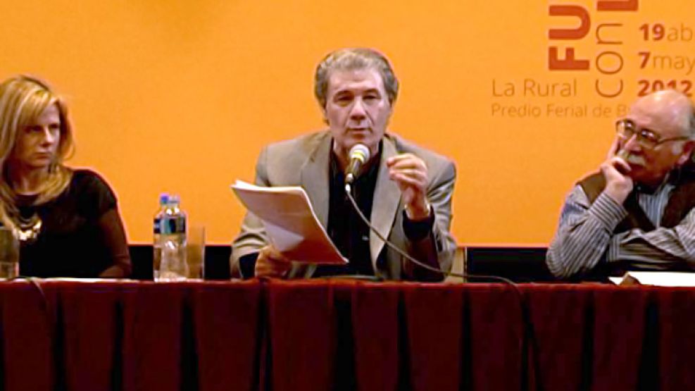 Víctor Hugo durante la presentación de Un grito en el desierto, su libro reeditado, el lunes por la noche. 