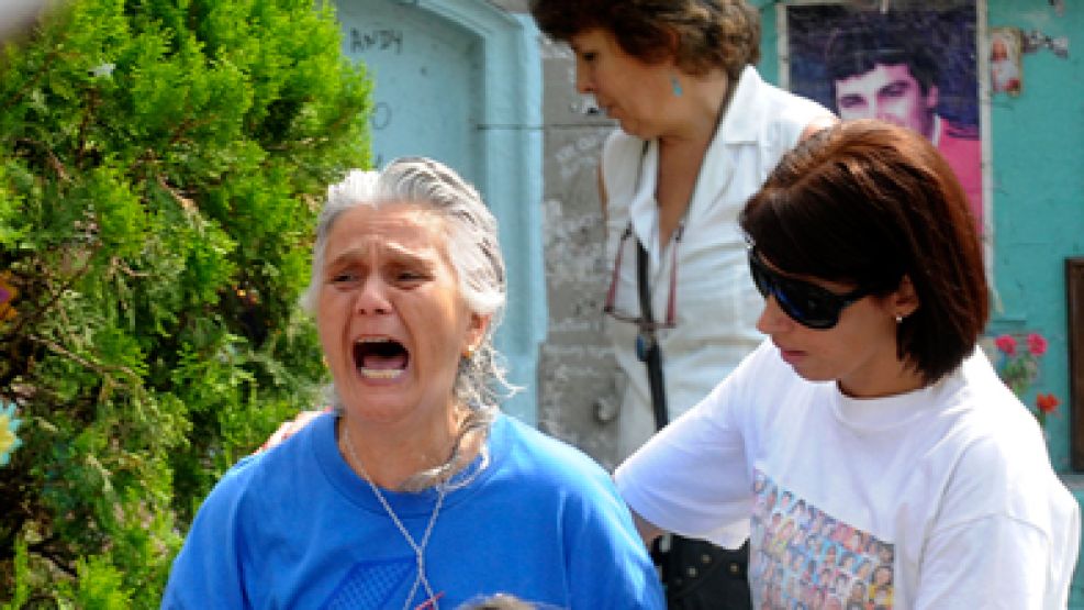 Familiares, en febrero de este año, cuando se habilitó una calle paralela al santuario en Once. 