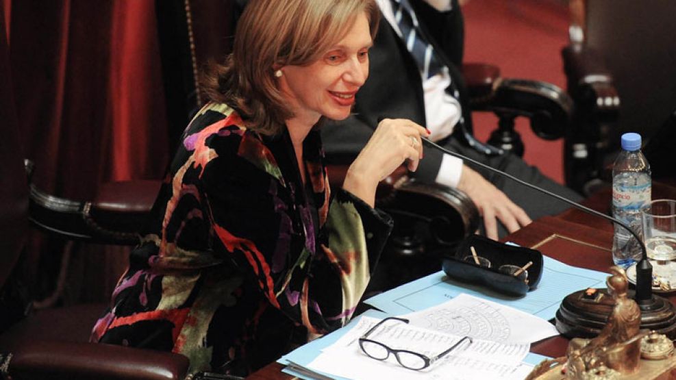 Paso atrás para la señora de Alperovich.