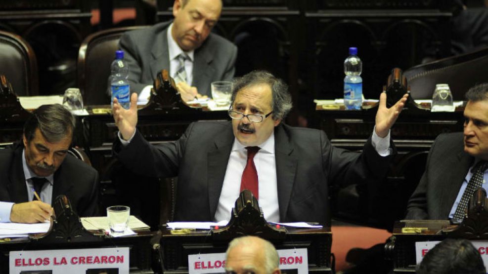 Alfonsín votó a favor de la expropiación de YPF.