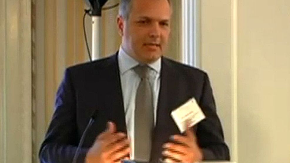 El gobernador de Chubut le contesta al cónsul de España en New York durante un almuerzo en el Council of Americas.