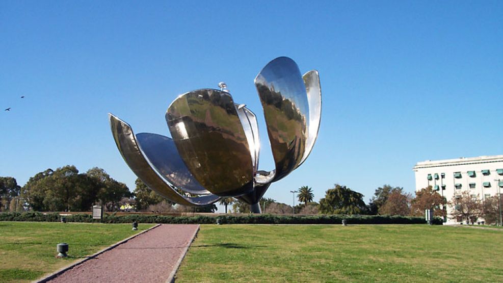 La escultura de 18 toneladas y 23 metros fue diseñada por el arquitecto Eduardo Catalano.
