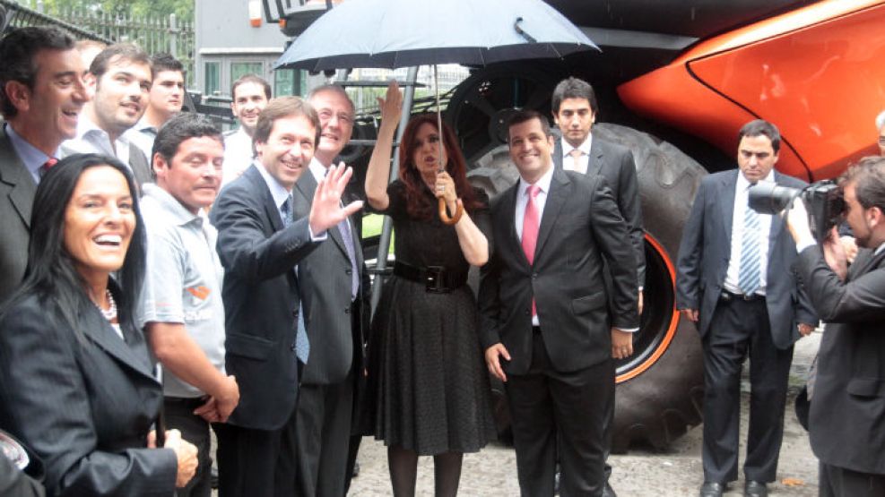 Ricardo Senor, parado al lado de la Presidenta CFK (el primero de la izquierda), es el director de la empresa que promete inexistentes cosechadoras desde hace 2 años.