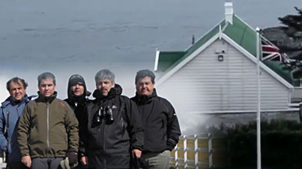 Aparicio junto a sus compañeros del CECIM en el Cementerio de Darwin en Malvinas.