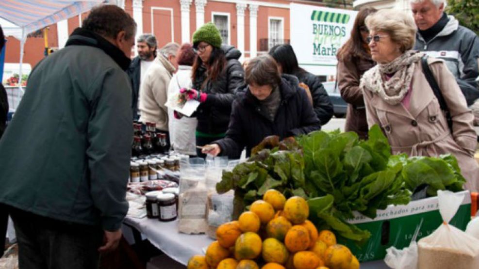 Miles de curiosos se acercaron al mercado el domingo a pesar del frío.