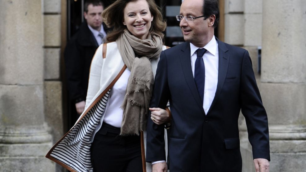 Editora de política de la revista Paris Match y conductora de un programa de entrevistas en la televisión gala ?aunque pidió licencia en ambos trabajos para no interferir con la campaña de su pareja?,