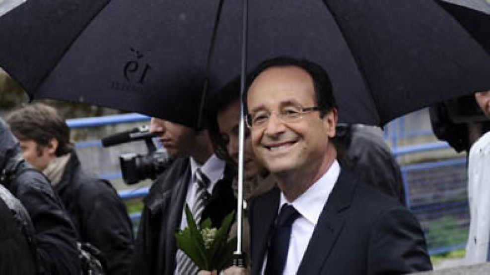 Hollande al llegar al centro de votación.