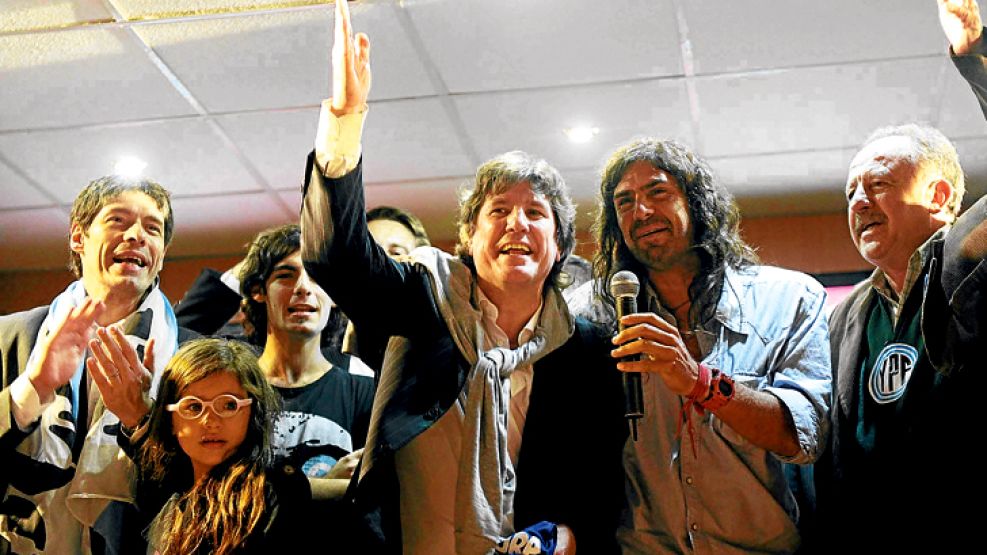 Sigue la fiesta. El vicepresidente Amado Boudou cantando el jueves, en la explanada del Congreso, Arde la ciudad con Quieto.