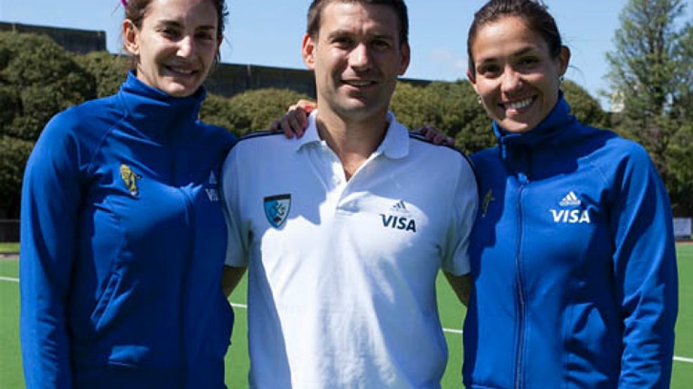 Zylberberg. Posando entre Las Leonas, Luciana Aymar y Soledad García, durante un entrenamiento.