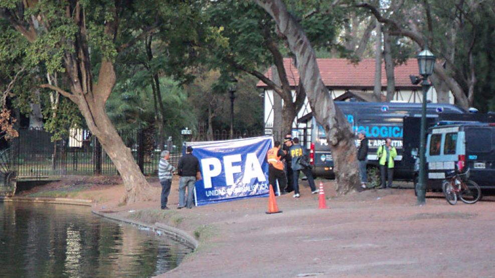 El cadaver apareció flotando en el lago cerca de las 14.30.