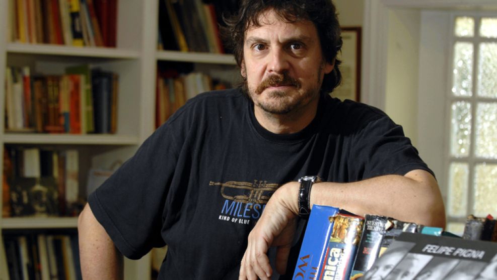 El historiador presentó "Mujeres tenían que ser".