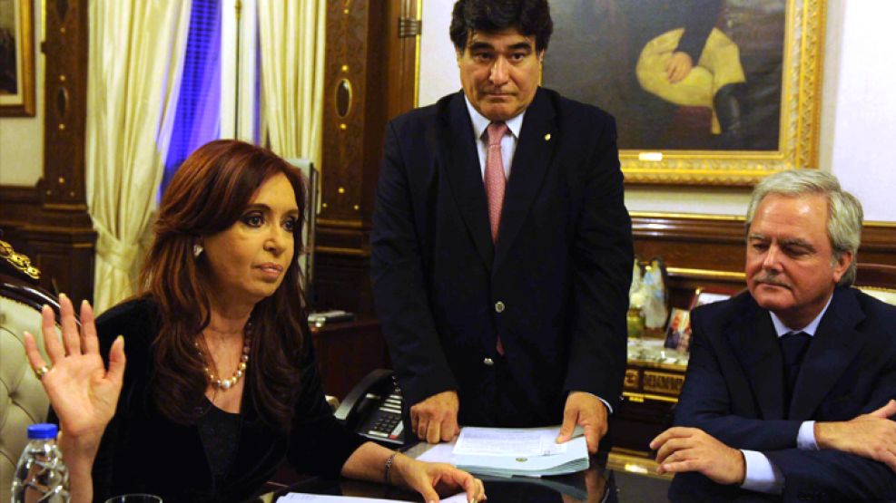 La presidenta, el lunes por la tarde, junto al secretario de Legal y Técnica, Carlos Zannini y el diputado del PRO, Federico Pinedo. 