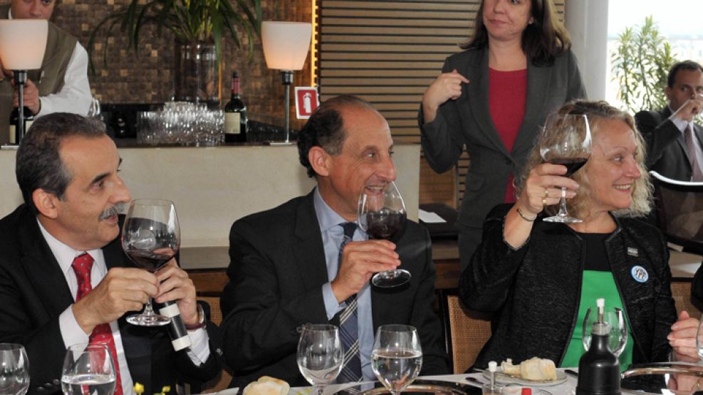 La secretaria de Comercio Exterior, Beatriz Paglieri, el presidente de la Federación de Industrias de San Pablo (FIESP), Paulo Skaf, y Guillermo Moreno. Todos sonríen.