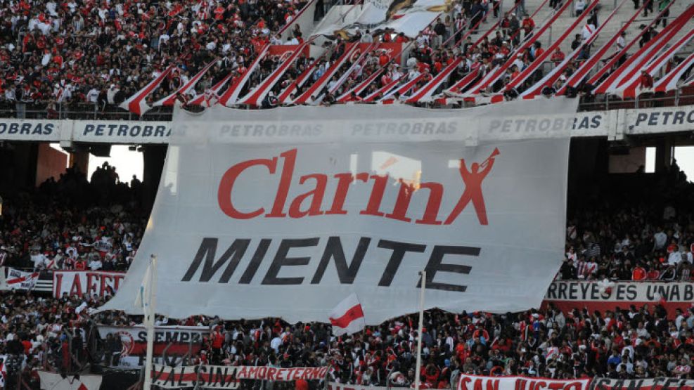 La bandera de "Clarín Miente" que apareció en la tribuna de River en el partido ante Instituto.