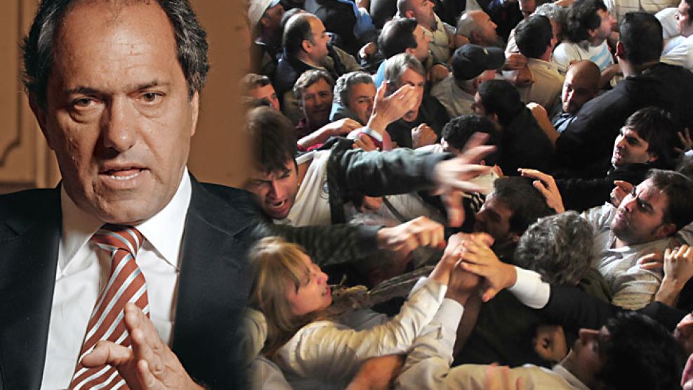 Scioli necesita paliar el déficit. En la Legislatura terminó todo a las piñas.