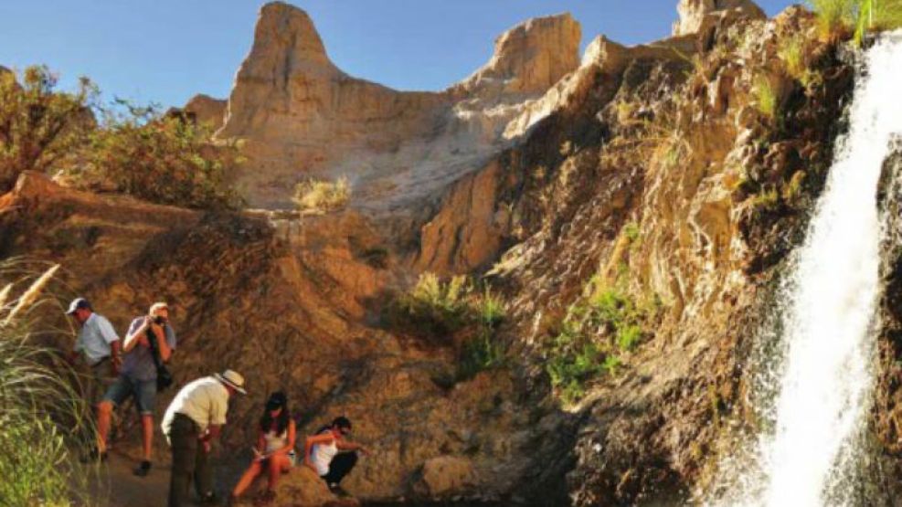 A acaballo o a pie, las salidas en la sierra del Tontal (precordillera) tienen niveles de dificultad variados. En el P.N. El Leoncito se pueden hacer un par de caminatas cortas. Una de ellas lleva a l