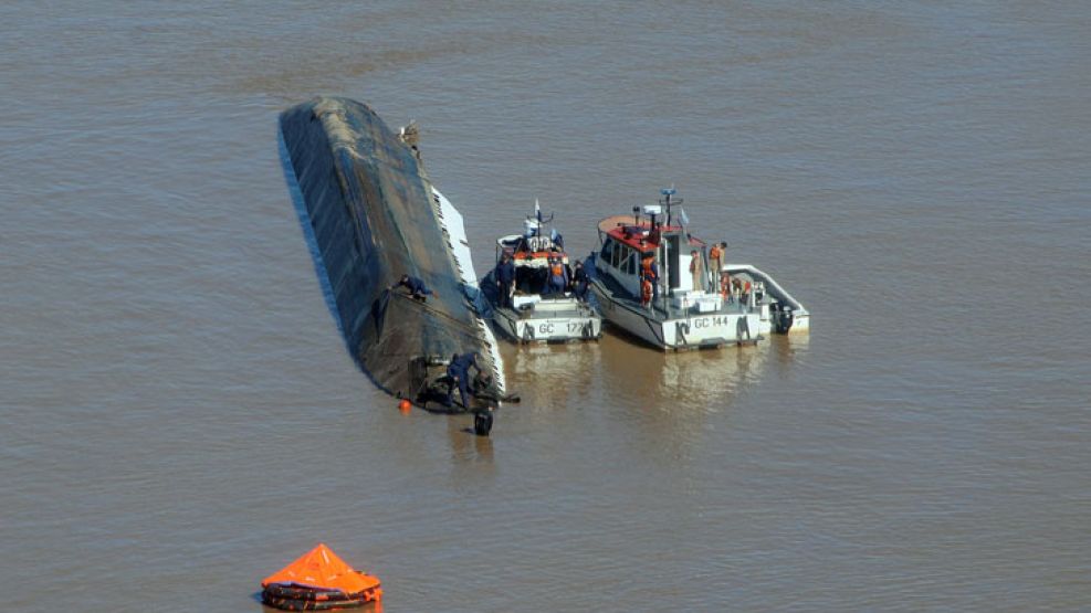 El accidente fue entre el arenero argentino "Rio Turbio" y un remolcador de empuje de origen paraguayo llamado "Ava Payagua".