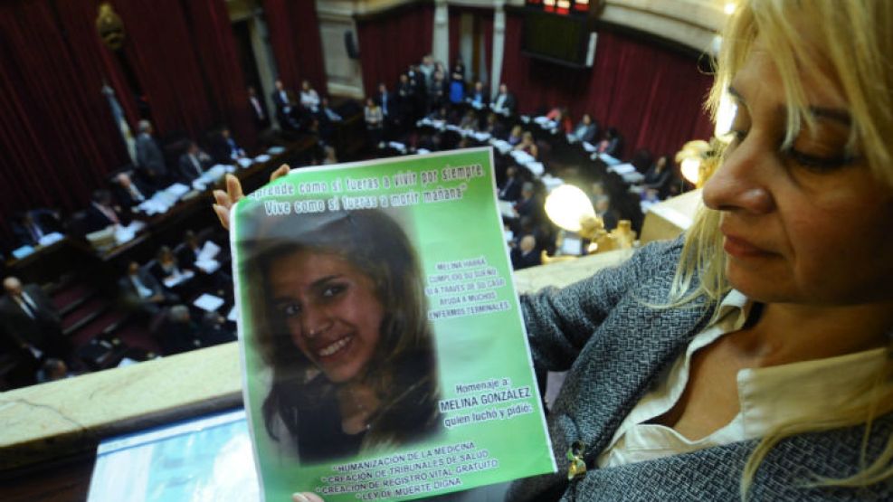 Familiares en el Senado mientras esperaban la aprobación de la ley. 