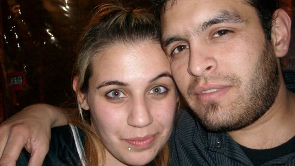 Abrazados. Florencia y Matías se conocieron hace dos años. Vivían juntos y tenían una beba. 