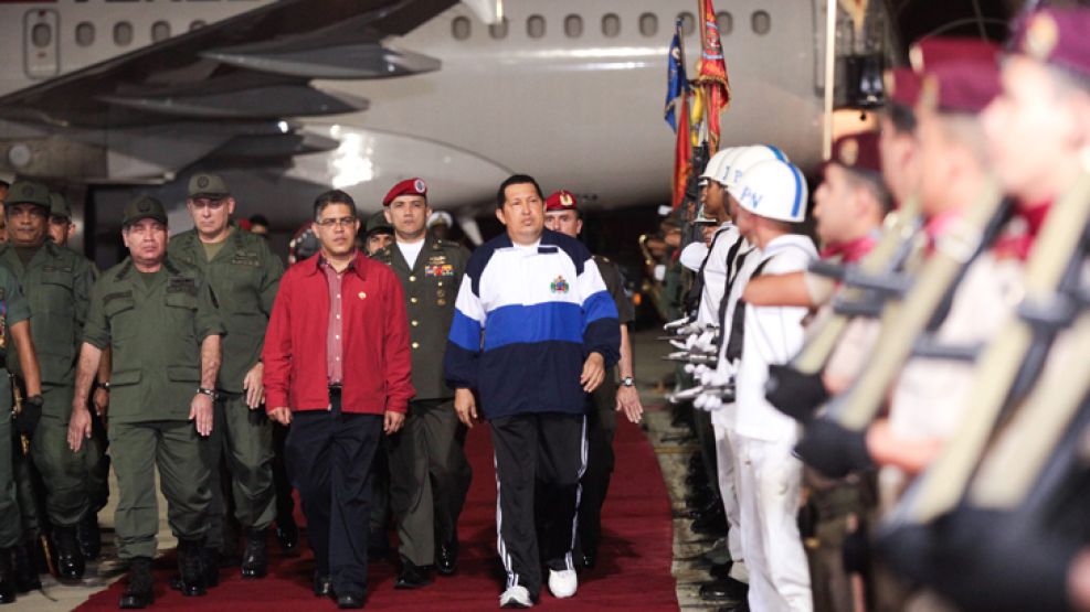 El presidente Hugo Chávez, junto a su vice Elías Jaua, arribaron el viernes al aeropuerto Simón Bolívar en Venezuela.