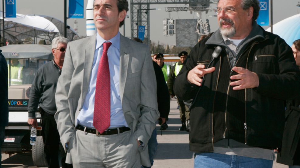 Gran hacedor. Grosman junto al ministro del Interior, Florencio Randazzo, en una recorrida por "su" Tecnópolis. Organizó también el Bicentenario, Vélez, y habrá más.
