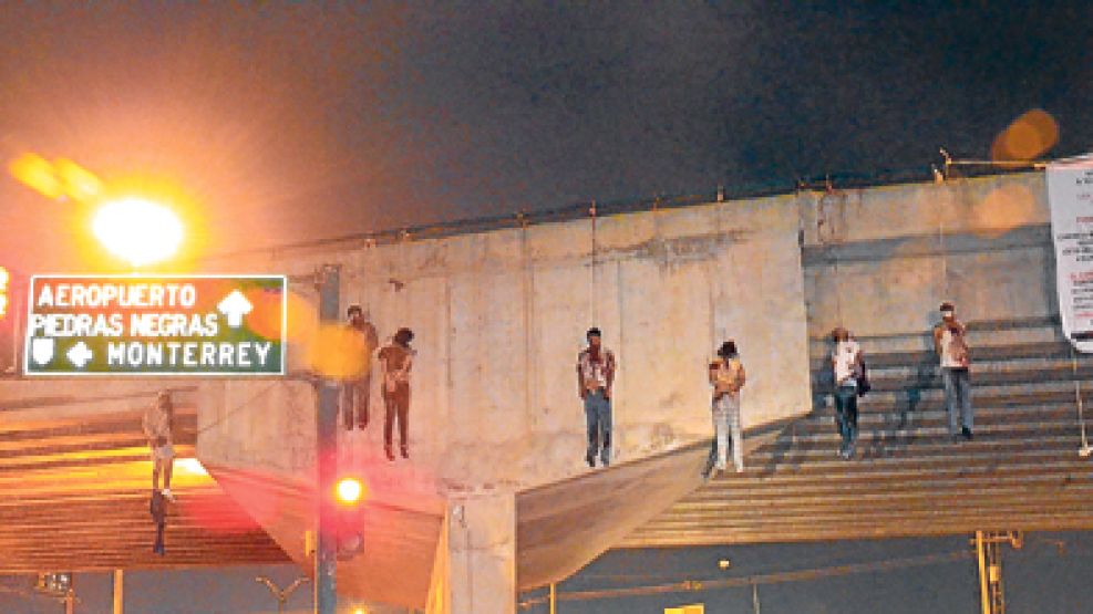 Los cadáveres colgados de un puente