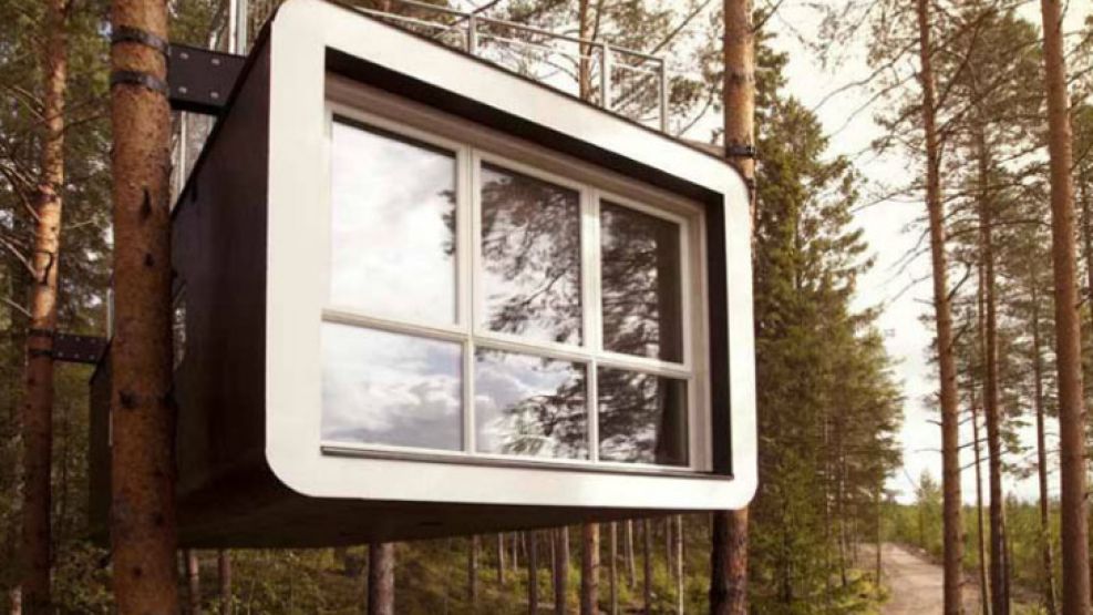 Una cabina suspendida en los árboles, diseñada por el estudio Cyrén & Cyrén.